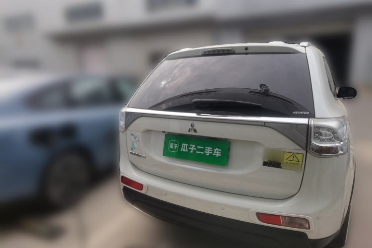 Used Mitsubishi Outlander 2014 2.4L 4x4 Deluxe Value Edition 7 Seats Rear