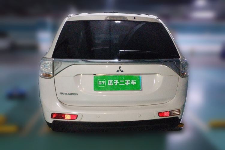 Used Mitsubishi Outlander 2014 2.4L 4x4 Deluxe Value Edition 7 Seats Rear