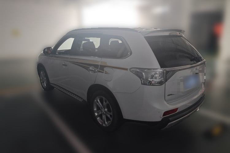 Used Mitsubishi Outlander 2014 2.4L 4x4 Deluxe Value Edition 5 Seats Rear Left 45 Deg