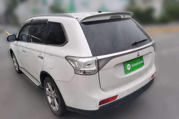 Used Mitsubishi Outlander 2014 2.4L 4x4 Deluxe Value Edition 5 Seats Rear Left 45 Deg