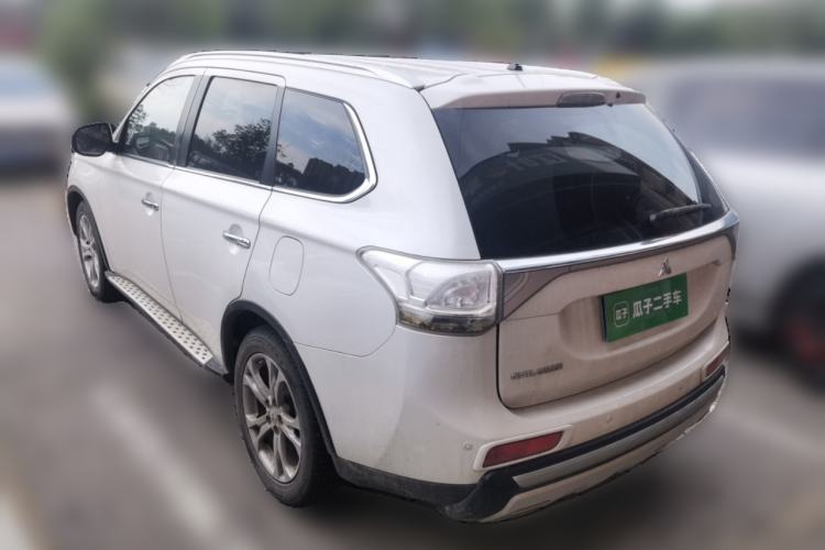 Used Mitsubishi Outlander 2014 2.4L 4x4 Deluxe Value Edition 5 Seats Rear Left 45 Deg