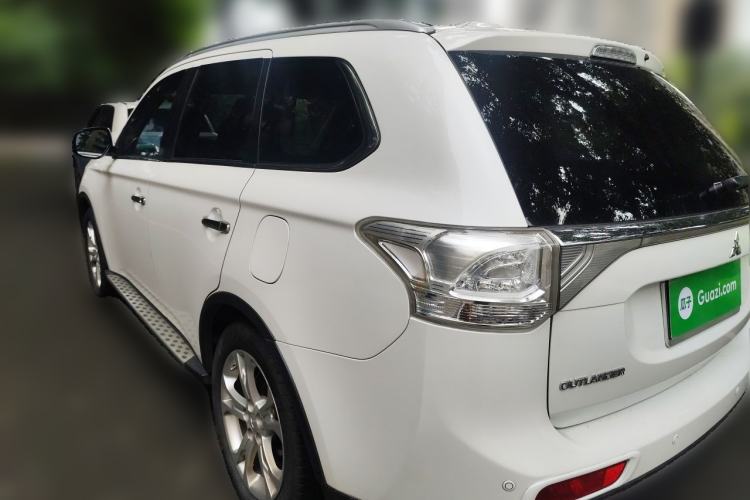 Used Mitsubishi Outlander 2014 2.4L 4x4 Deluxe Value Edition 7 Seats Rear Left 45 Deg