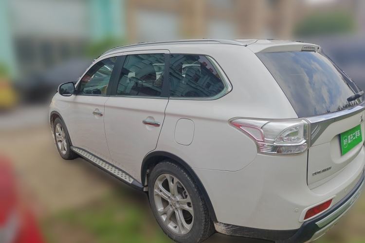 Used Mitsubishi Outlander 2014 2.4L 4x4 Deluxe Value Edition 5 Seats Rear Left 45 Deg