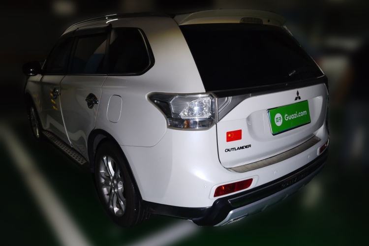 Used Mitsubishi Outlander 2014 2.4L 4x4 Deluxe Value Edition 5 Seats Rear Left 45 Deg