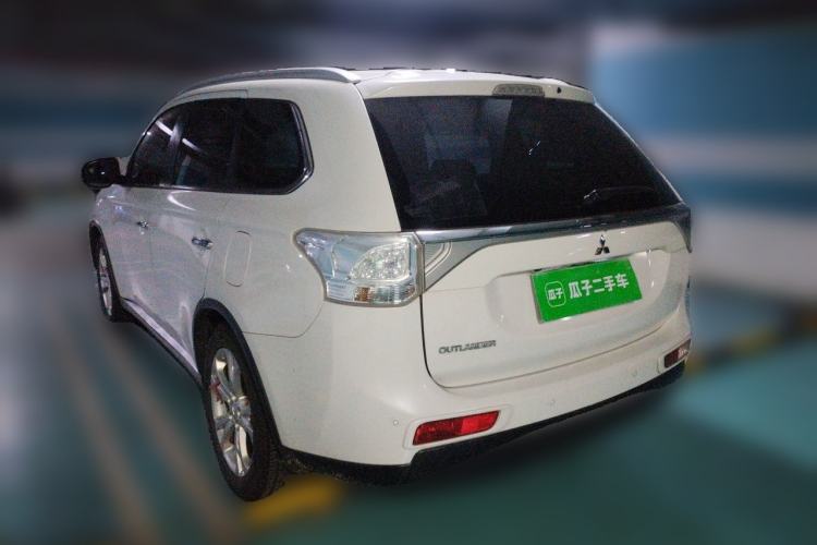 Used Mitsubishi Outlander 2014 2.4L 4x4 Deluxe Value Edition 7 Seats Rear Left 45 Deg