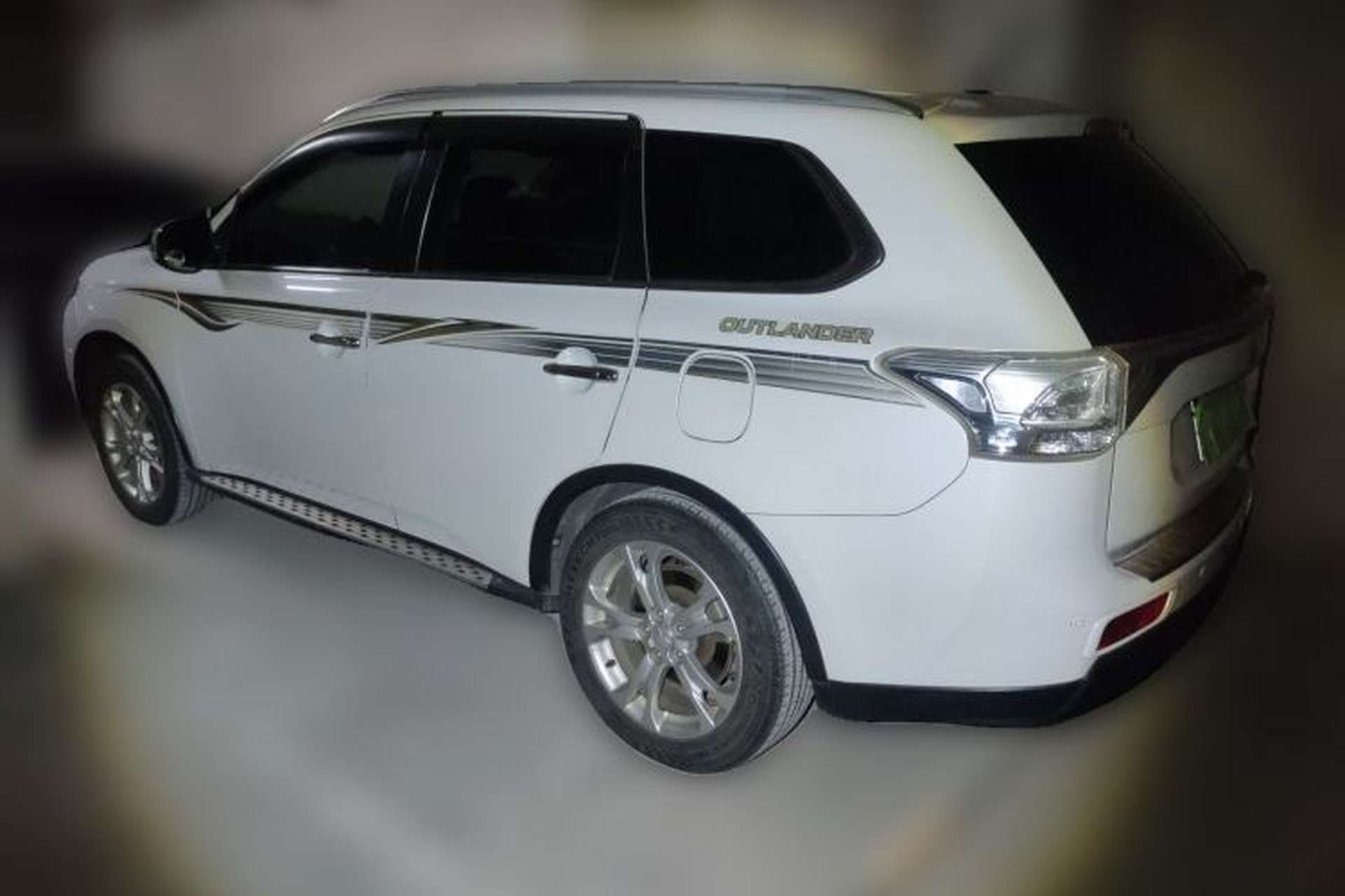 Used Mitsubishi Outlander 2014 2.4L 4x4 Deluxe Value Edition 7 Seats Rear Left 45 Deg