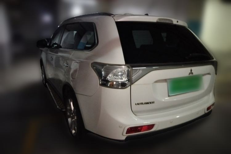 Used Mitsubishi Outlander 2014 2.4L 4x4 Deluxe Value Edition 7 Seats Rear Left 45 Deg