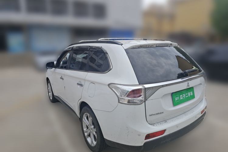 Used Mitsubishi Outlander 2014 2.4L 4x4 Deluxe Value Edition 5 Seats Rear Left 45 Deg