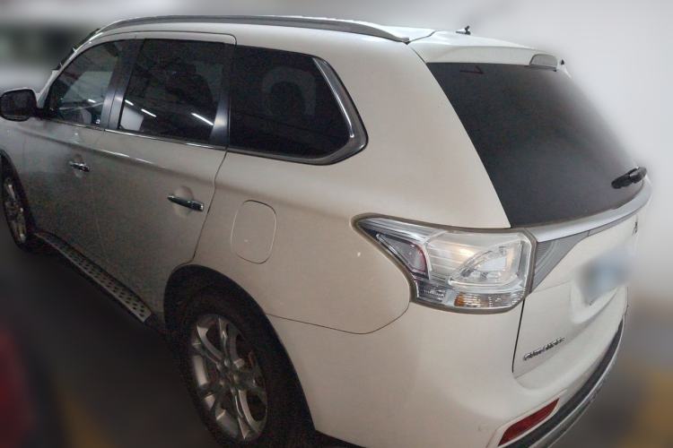 Used Mitsubishi Outlander 2014 2.4L 4x4 Deluxe Value Edition 5 Seats Rear Left 45 Deg