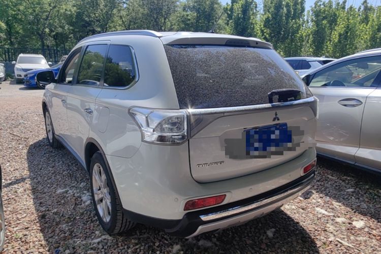 Used Mitsubishi Outlander 2014 2.4L 4x4 Deluxe Value Edition 5 Seats Rear Left 45 Deg