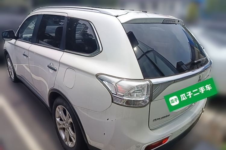 Used Mitsubishi Outlander 2014 2.4L 4x4 Deluxe Value Edition 5 Seats Rear Left 45 Deg
