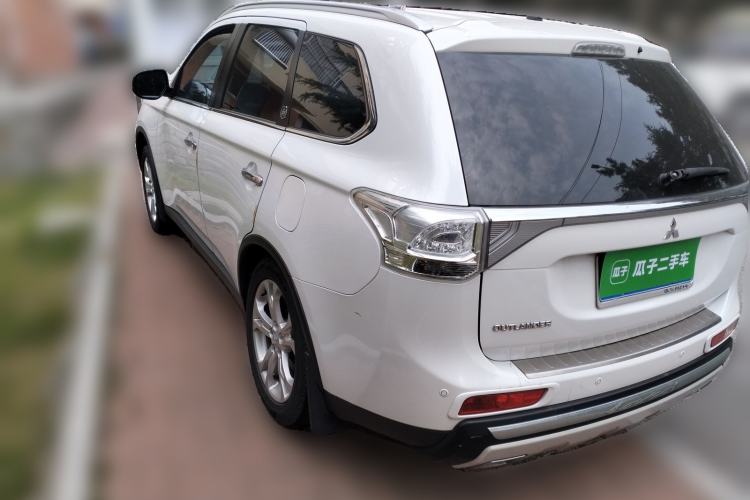 Used Mitsubishi Outlander 2014 2.4L 4x4 Deluxe Value Edition 5 Seats Rear Left 45 Deg