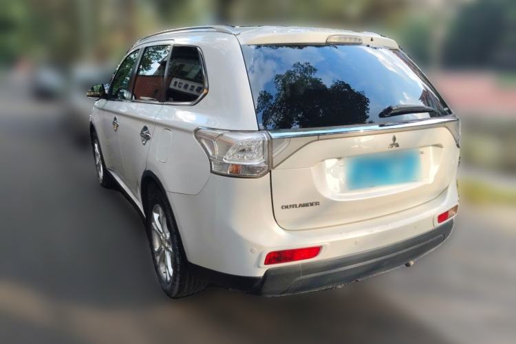 Used Mitsubishi Outlander 2014 2.4L 4x4 Deluxe Value Edition 5 Seats Rear Left 45 Deg