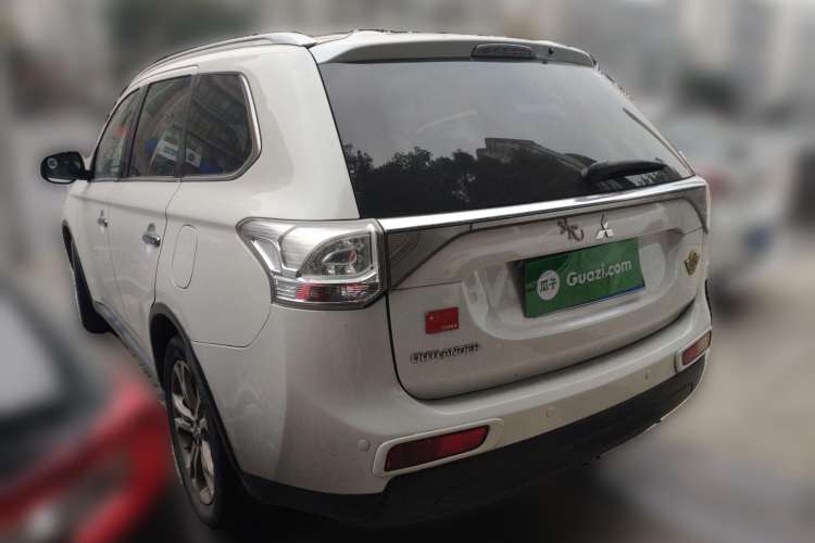 Used Mitsubishi Outlander 2014 2.4L 4x4 Deluxe Value Edition 5 Seats Rear Left 45 Deg
