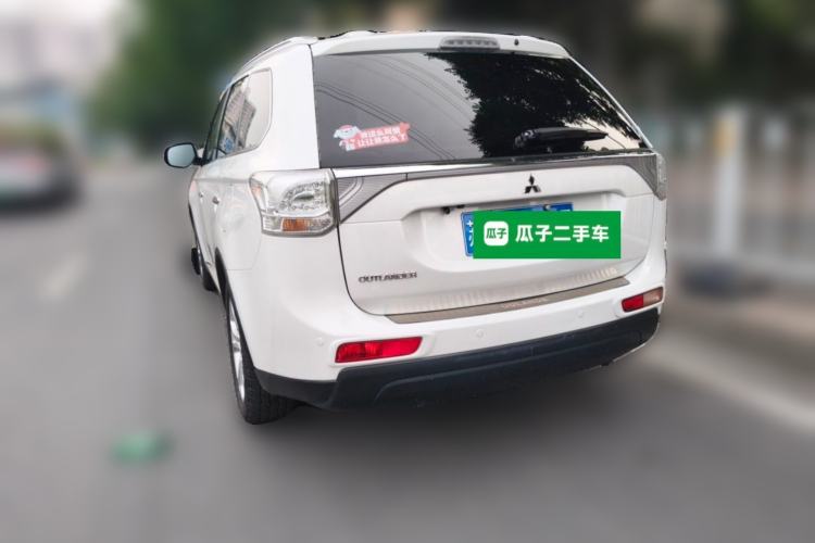 Used Mitsubishi Outlander 2014 2.4L 4x4 Deluxe Value Edition 7 Seats Rear Left 45 Deg