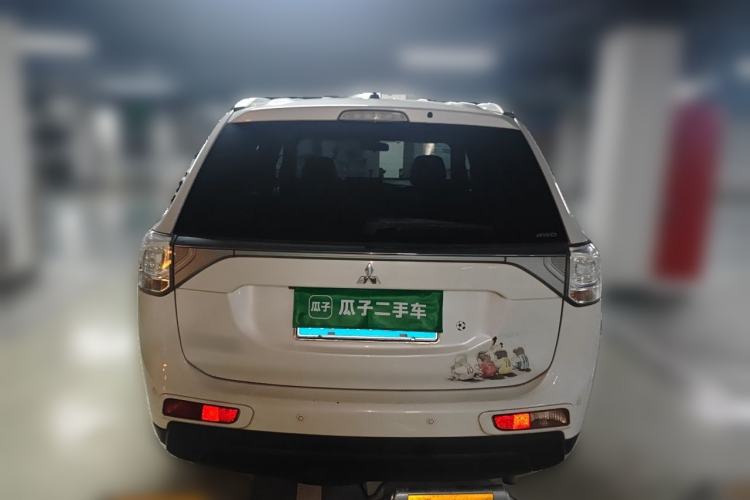 Used Mitsubishi Outlander 2014 2.4L 4x4 Deluxe Value Edition 7 Seats Rear