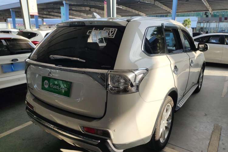 Used Mitsubishi Outlander 2014 2.4L 4x4 Deluxe Value Edition 5 Seats Rear Right 45 Deg