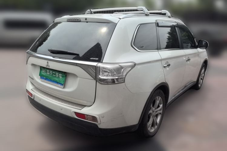 Used Mitsubishi Outlander 2014 2.4L 4x4 Deluxe Value Edition 5 Seats Rear Right 45 Deg