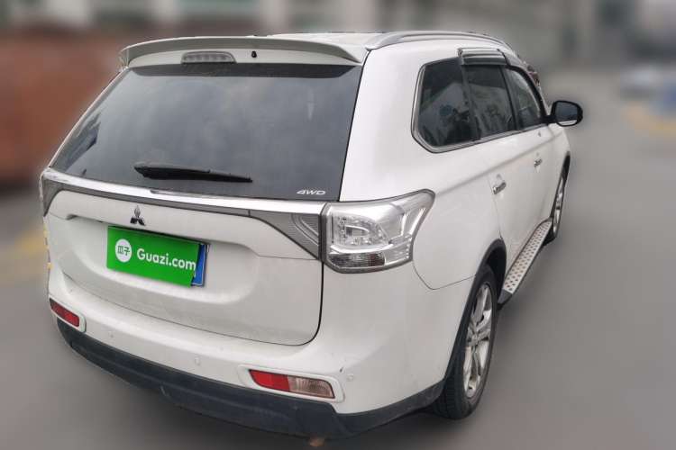 Used Mitsubishi Outlander 2014 2.4L 4x4 Deluxe Value Edition 5 Seats Rear Right 45 Deg
