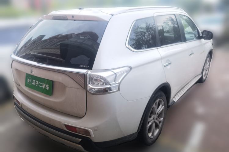 Used Mitsubishi Outlander 2014 2.4L 4x4 Deluxe Value Edition 5 Seats Rear Right 45 Deg
