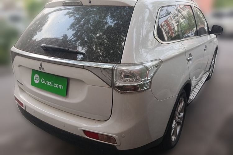 Used Mitsubishi Outlander 2014 2.4L 4x4 Deluxe Value Edition 5 Seats Rear Right 45 Deg