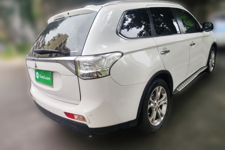 Used Mitsubishi Outlander 2014 2.4L 4x4 Deluxe Value Edition 7 Seats Rear Right 45 Deg