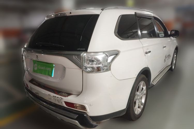 Used Mitsubishi Outlander 2014 2.4L 4x4 Deluxe Value Edition 5 Seats Rear Right 45 Deg