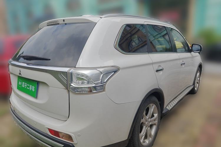 Used Mitsubishi Outlander 2014 2.4L 4x4 Deluxe Value Edition 5 Seats Rear Right 45 Deg
