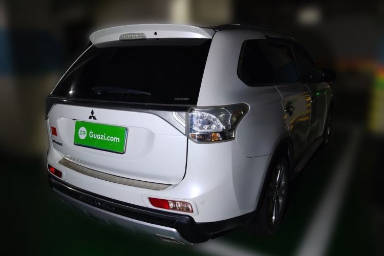 Used Mitsubishi Outlander 2014 2.4L 4x4 Deluxe Value Edition 5 Seats Rear Right 45 Deg