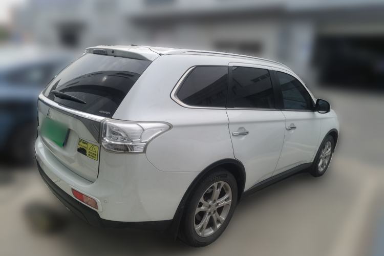 Used Mitsubishi Outlander 2014 2.4L 4x4 Deluxe Value Edition 7 Seats Rear Right 45 Deg