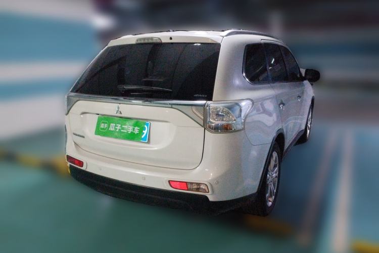 Used Mitsubishi Outlander 2014 2.4L 4x4 Deluxe Value Edition 7 Seats Rear Right 45 Deg