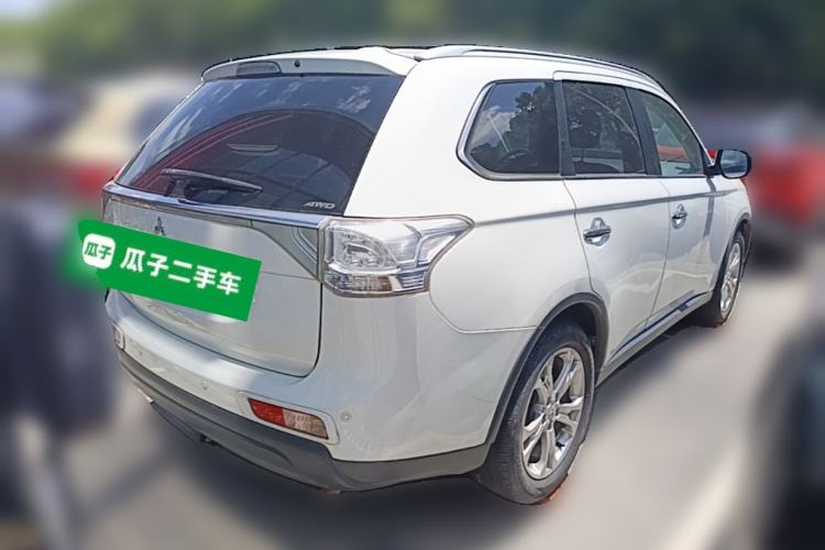 Used Mitsubishi Outlander 2014 2.4L 4x4 Deluxe Value Edition 5 Seats Rear Right 45 Deg