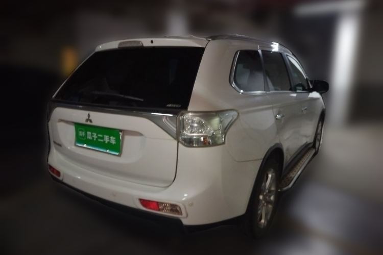 Used Mitsubishi Outlander 2014 2.4L 4x4 Deluxe Value Edition 7 Seats Rear Right 45 Deg