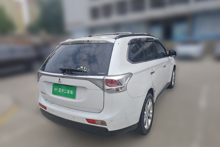 Used Mitsubishi Outlander 2014 2.4L 4x4 Deluxe Value Edition 5 Seats Rear Right 45 Deg