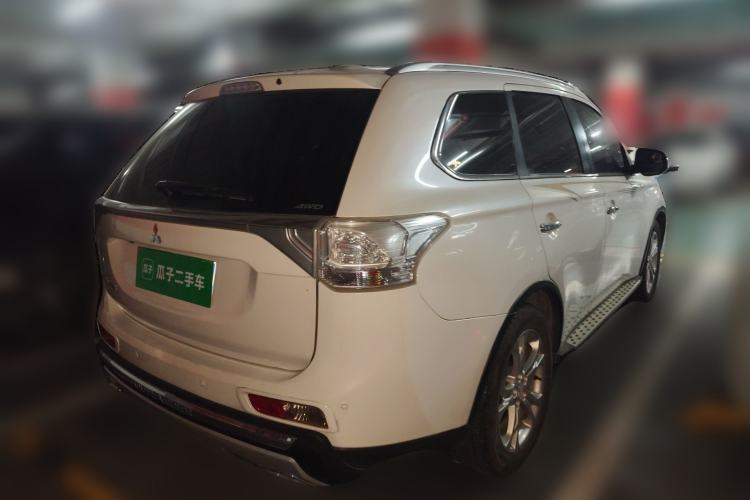 Used Mitsubishi Outlander 2014 2.4L 4x4 Deluxe Value Edition 5 Seats Rear Right 45 Deg