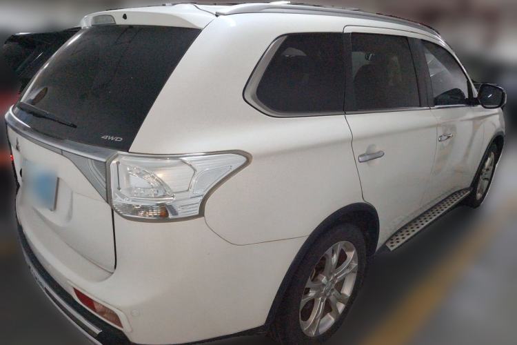 Used Mitsubishi Outlander 2014 2.4L 4x4 Deluxe Value Edition 5 Seats Rear Right 45 Deg