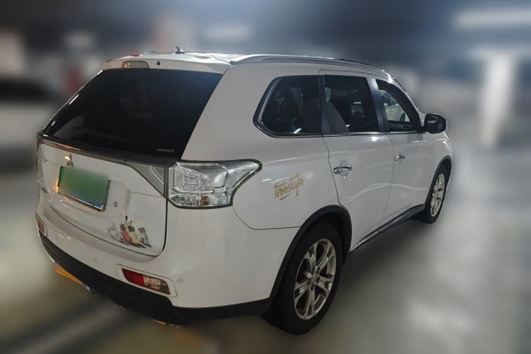 Used Mitsubishi Outlander 2014 2.4L 4x4 Deluxe Value Edition 7 Seats Rear Right 45 Deg