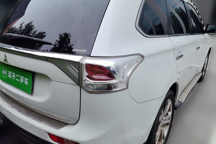 Used Mitsubishi Outlander 2014 2.4L 4x4 Deluxe Value Edition 5 Seats Rear Right 45 Deg