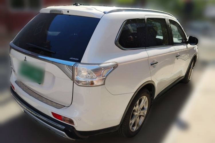 Used Mitsubishi Outlander 2014 2.4L 4x4 Deluxe Value Edition 5 Seats Rear Right 45 Deg