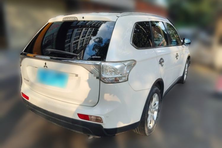 Used Mitsubishi Outlander 2014 2.4L 4x4 Deluxe Value Edition 5 Seats Rear Right 45 Deg