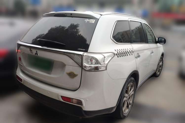 Used Mitsubishi Outlander 2014 2.4L 4x4 Deluxe Value Edition 5 Seats Rear Right 45 Deg
