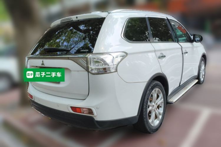 Used Mitsubishi Outlander 2014 2.4L 4x4 Deluxe Value Edition 5 Seats Rear Right 45 Deg