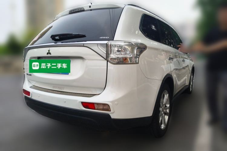 Used Mitsubishi Outlander 2014 2.4L 4x4 Deluxe Value Edition 7 Seats Rear Right 45 Deg