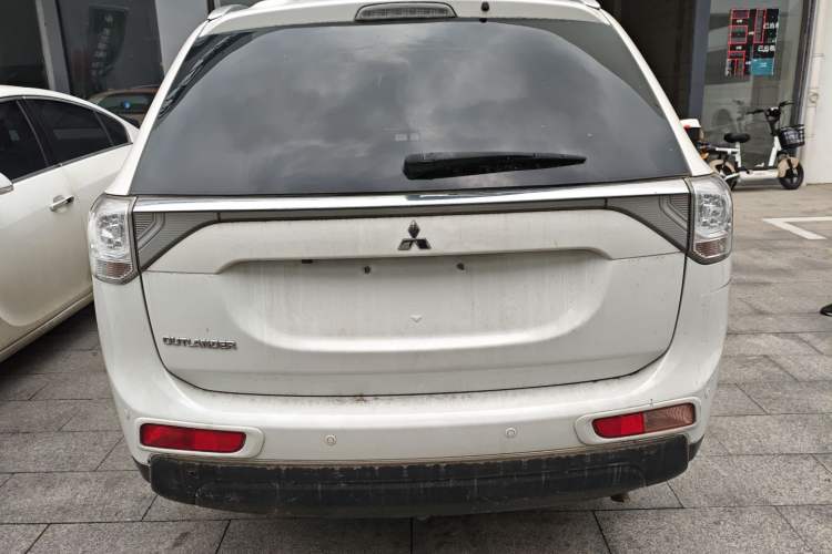Used Mitsubishi Outlander 2014 2.4L 4x4 Deluxe Value Edition 5 Seats Rear