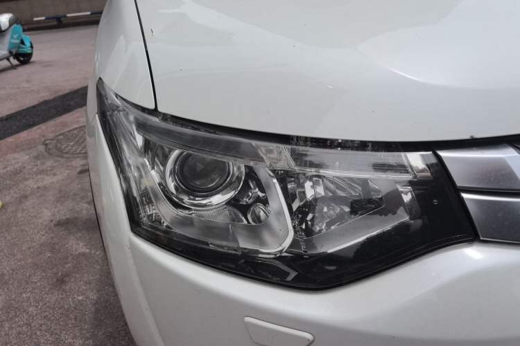Used Mitsubishi Outlander 2014 2.4L 4x4 Deluxe Value Edition 5 Seats Right Front Headlight