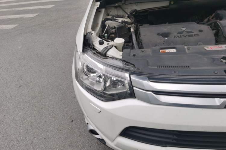 Used Mitsubishi Outlander 2014 2.4L 4x4 Deluxe Value Edition 5 Seats Right Front Headlight