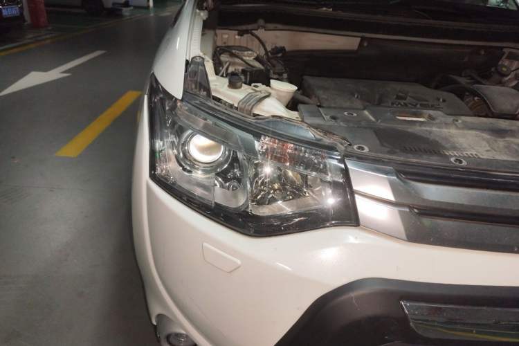 Used Mitsubishi Outlander 2014 2.4L 4x4 Deluxe Value Edition 5 Seats Right Front Headlight