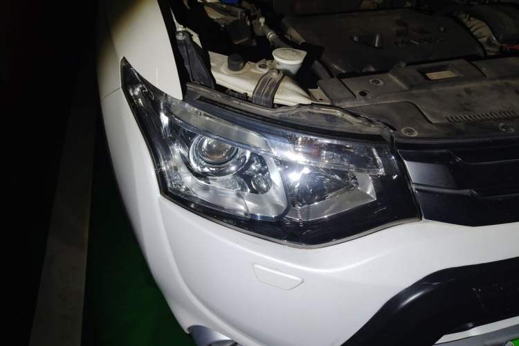 Used Mitsubishi Outlander 2014 2.4L 4x4 Deluxe Value Edition 5 Seats Right Front Headlight