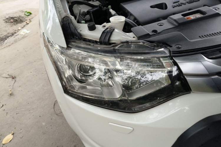Used Mitsubishi Outlander 2014 2.4L 4x4 Deluxe Value Edition 5 Seats Right Front Headlight