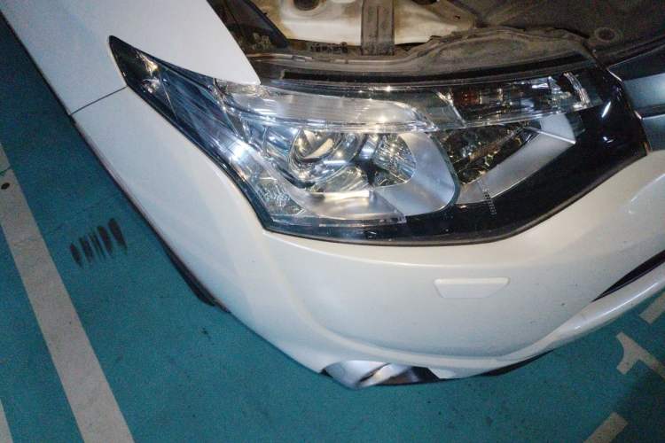 Used Mitsubishi Outlander 2014 2.4L 4x4 Deluxe Value Edition 7 Seats Right Front Headlight